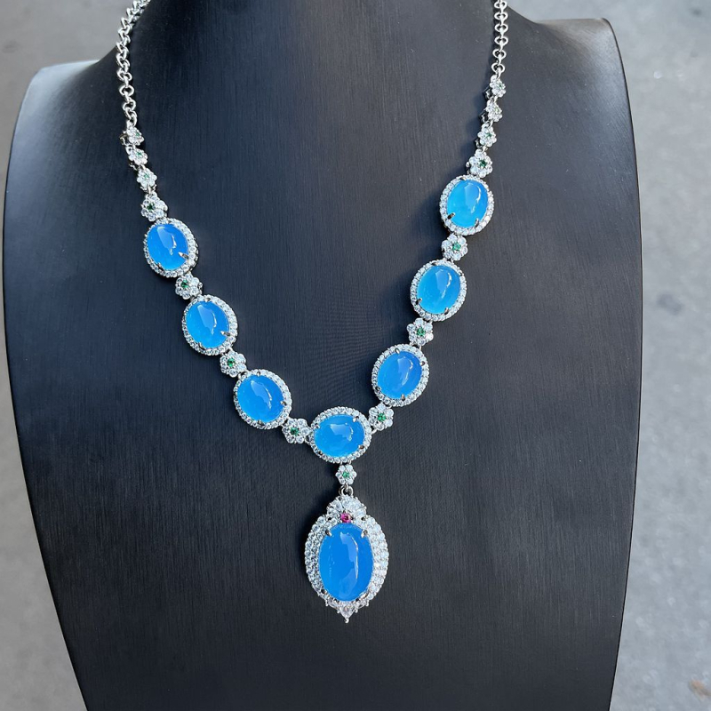 Халцедонов четиричленен комплект бижута: висулка, обеци, пръстен и гривна | Материал: халцедон; Техника: инкрустиране; Източник: естествен; Яснота: VVS