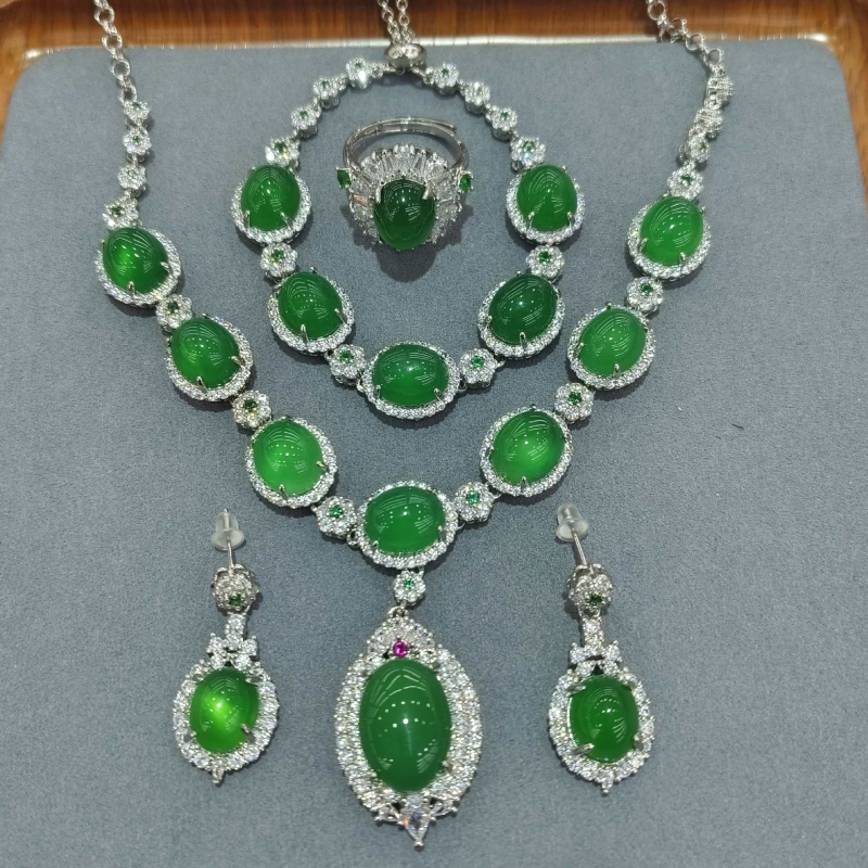 Халцедонов четиричленен комплект бижута: висулка, обеци, пръстен и гривна | Материал: халцедон; Техника: инкрустиране; Източник: естествен; Яснота: VVS