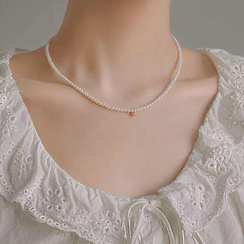 Luxurious Ear κολιέ κλειβής από φυσικά μαργαριτάρια γλυκού νερού, σχεδόν στρογγυλά, επίχρυσωμένος ορείχαλκος με χρυσά χάντρες