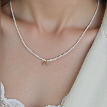 Luxurious Ear κολιέ κλειβής από φυσικά μαργαριτάρια γλυκού νερού, σχεδόν στρογγυλά, επίχρυσωμένος ορείχαλκος με χρυσά χάντρες