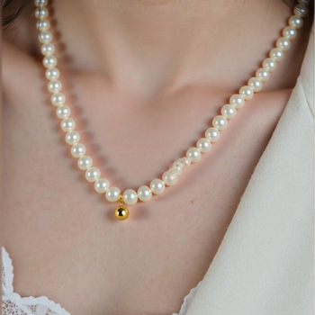 Luxurious Ear κολιέ κλειβής από φυσικά μαργαριτάρια γλυκού νερού, σχεδόν στρογγυλά, επίχρυσωμένος ορείχαλκος με χρυσά χάντρες