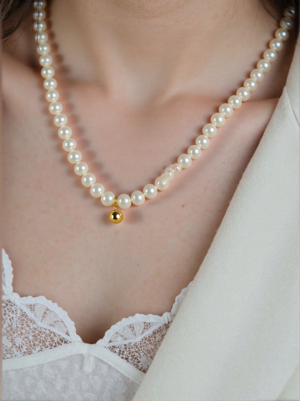 Luxurious Ear κολιέ κλειβής από φυσικά μαργαριτάρια γλυκού νερού, σχεδόν στρογγυλά, επίχρυσωμένος ορείχαλκος με χρυσά χάντρες