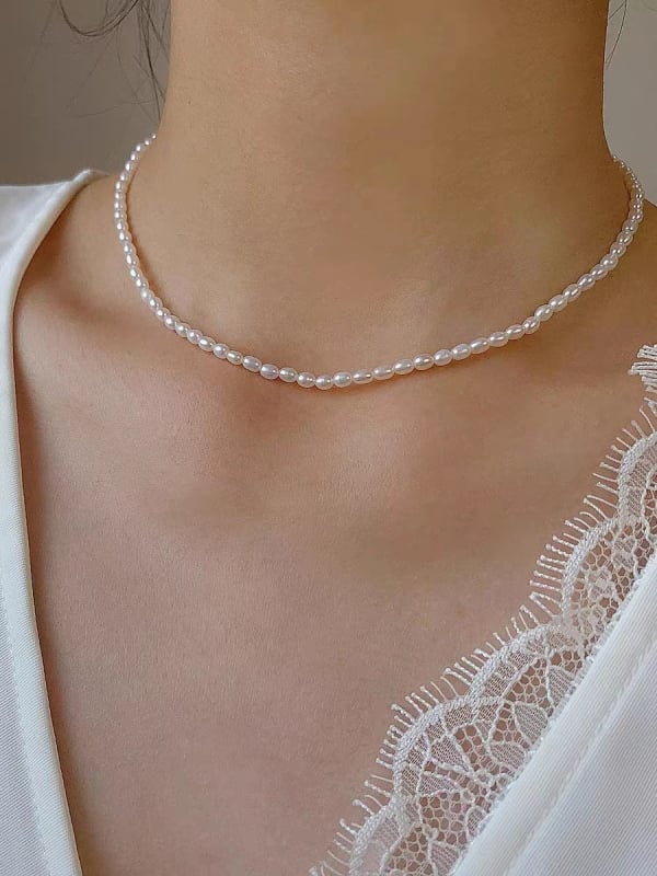 Luxurious Ear κολιέ κλειβής από φυσικά μαργαριτάρια γλυκού νερού, σχεδόν στρογγυλά, επίχρυσωμένος ορείχαλκος με χρυσά χάντρες