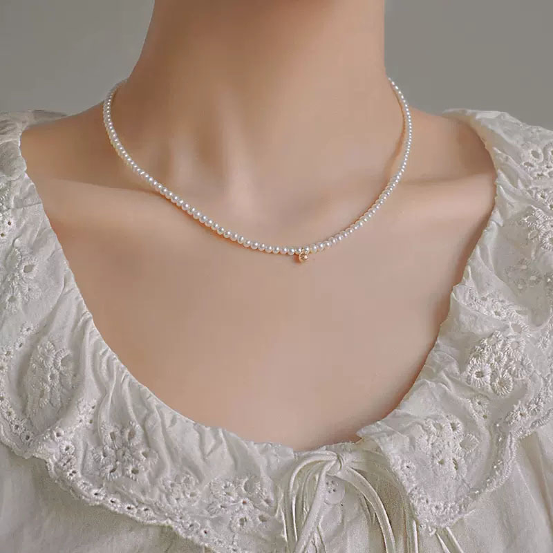 Luxurious Ear κολιέ κλειβής από φυσικά μαργαριτάρια γλυκού νερού, σχεδόν στρογγυλά, επίχρυσωμένος ορείχαλκος με χρυσά χάντρες