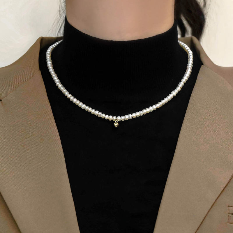 Luxurious Ear κολιέ κλειβής από φυσικά μαργαριτάρια γλυκού νερού, σχεδόν στρογγυλά, επίχρυσωμένος ορείχαλκος με χρυσά χάντρες