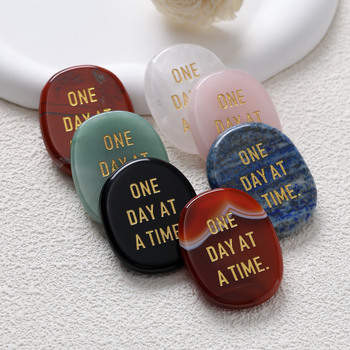 Естествен полускъпоценен камък – овален палмов камък орнамент, гравиран и полиран, с надпис 'One Day at a Time'