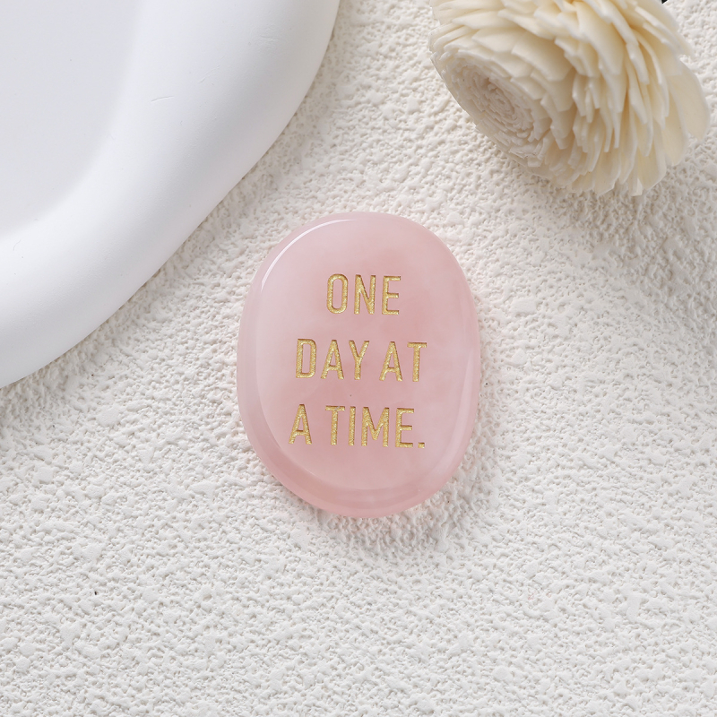 Естествен полускъпоценен камък – овален палмов камък орнамент, гравиран и полиран, с надпис 'One Day at a Time'