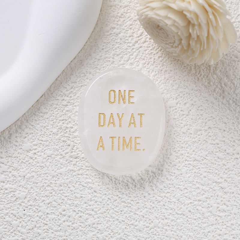 Естествен полускъпоценен камък – овален палмов камък орнамент, гравиран и полиран, с надпис 'One Day at a Time'