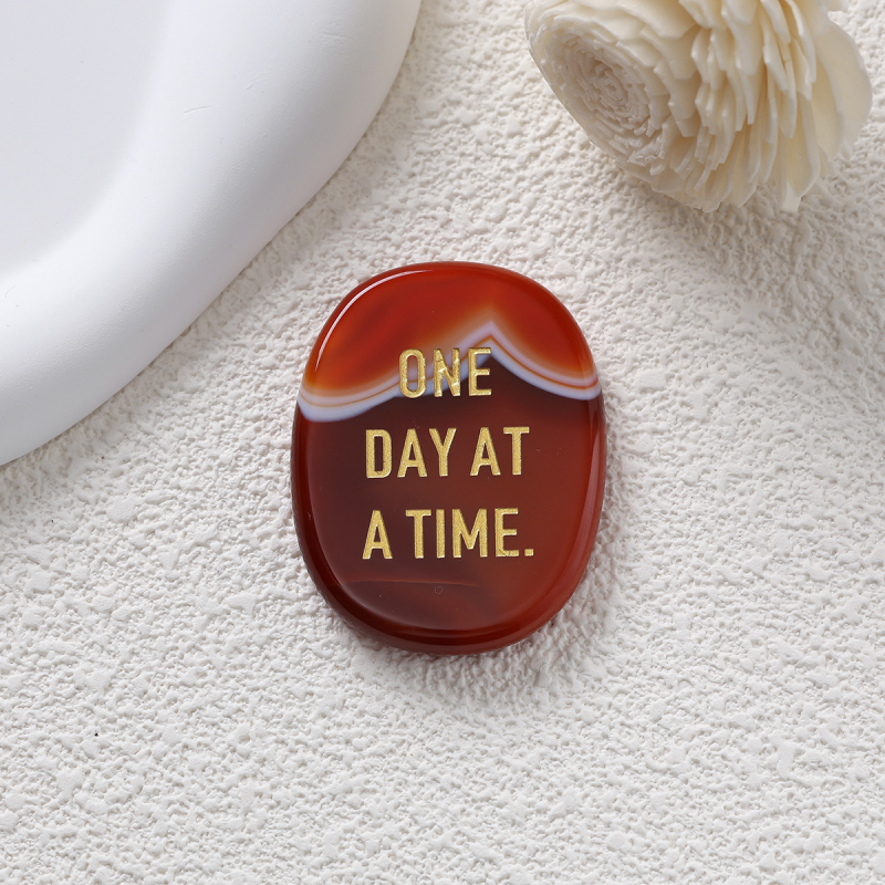 Естествен полускъпоценен камък – овален палмов камък орнамент, гравиран и полиран, с надпис 'One Day at a Time'