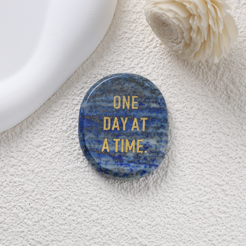 Естествен полускъпоценен камък – овален палмов камък орнамент, гравиран и полиран, с надпис 'One Day at a Time'