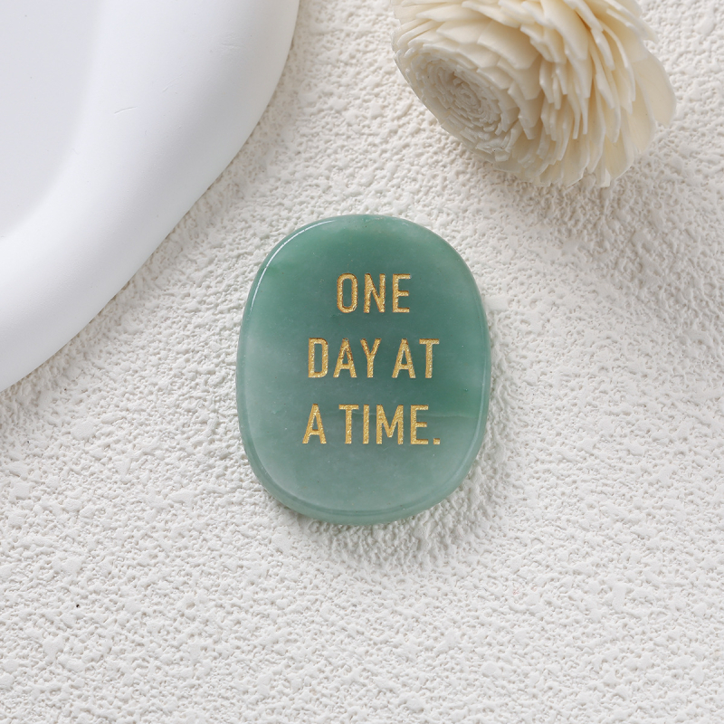 Естествен полускъпоценен камък – овален палмов камък орнамент, гравиран и полиран, с надпис 'One Day at a Time'