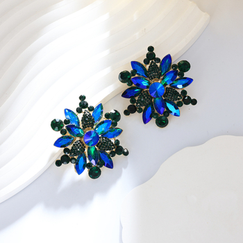 Sakausējuma auskari ar ģeometrisku zieda motīvu, kristāliem un rhinestones, elektrogalvanizēti, nerūsējošā tērauda stieņi