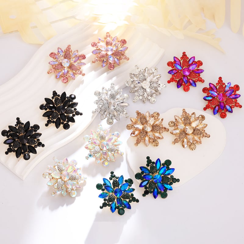 Sakausējuma auskari ar ģeometrisku zieda motīvu, kristāliem un rhinestones, elektrogalvanizēti, nerūsējošā tērauda stieņi