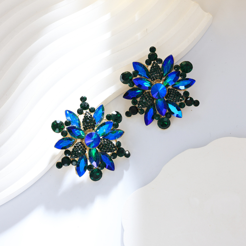 Sakausējuma auskari ar ģeometrisku zieda motīvu, kristāliem un rhinestones, elektrogalvanizēti, nerūsējošā tērauda stieņi