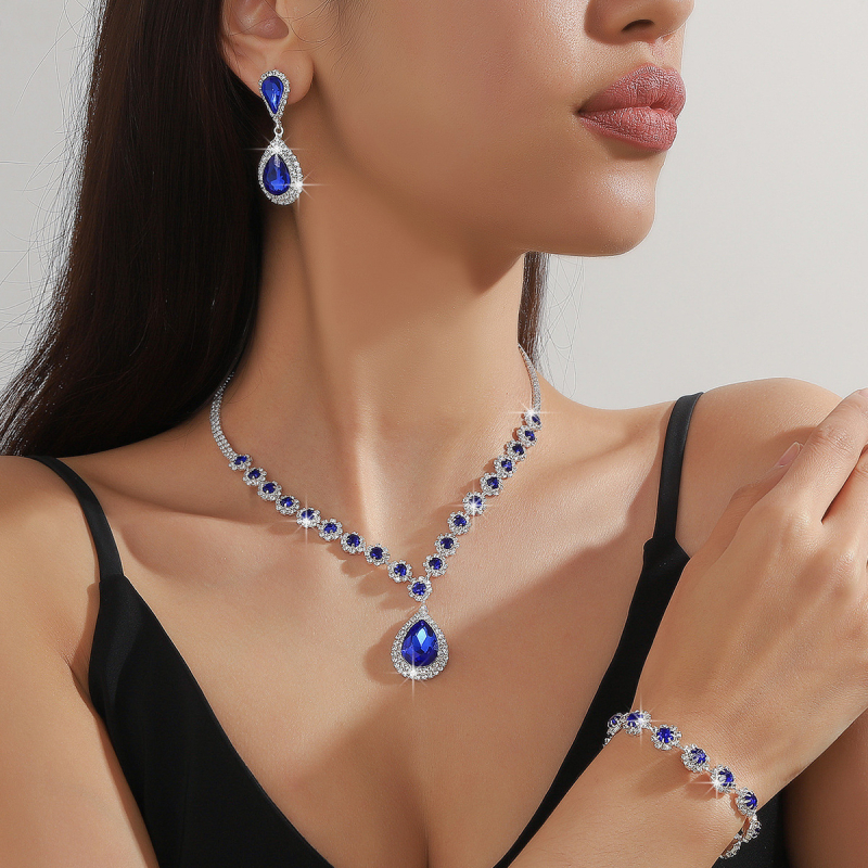 Set nakita: ogrlica, naušnice i narukvica – rhinestones; elektroplatirani završetak; lanac u obliku figure; privjesak od umjetnog kristala; uzorci: srce, kapljica, zvon