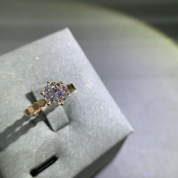 Moissanīta 1 karatijas gredzens, sešas naglas, medus šūnas raksts, pārklāts ar V Gold, elektroplakšana