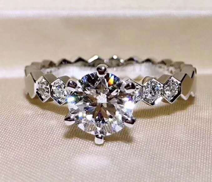 Moissanīta 1 karatijas gredzens, sešas naglas, medus šūnas raksts, pārklāts ar V Gold, elektroplakšana