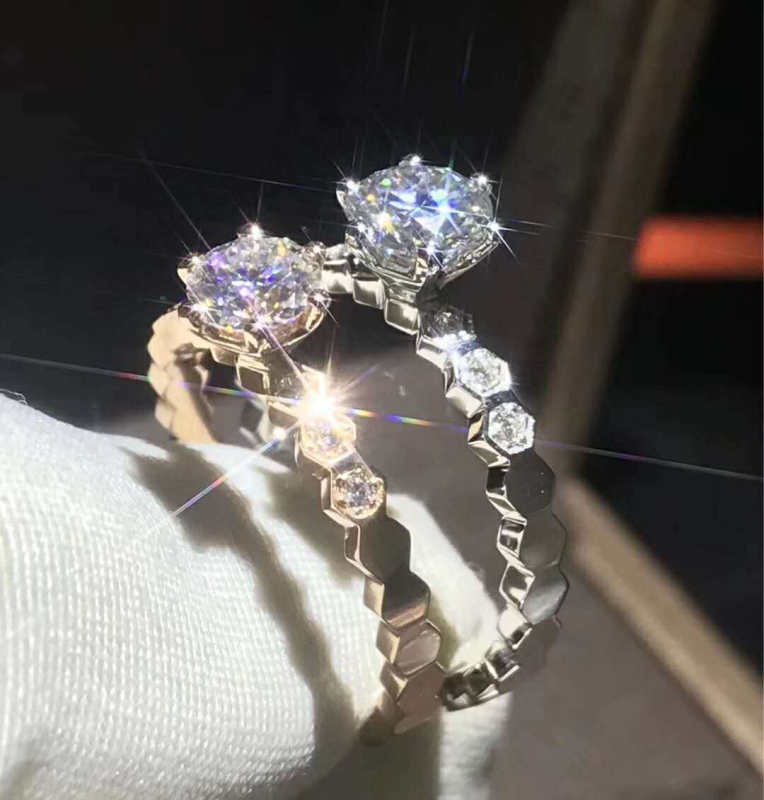 Moissanīta 1 karatijas gredzens, sešas naglas, medus šūnas raksts, pārklāts ar V Gold, elektroplakšana