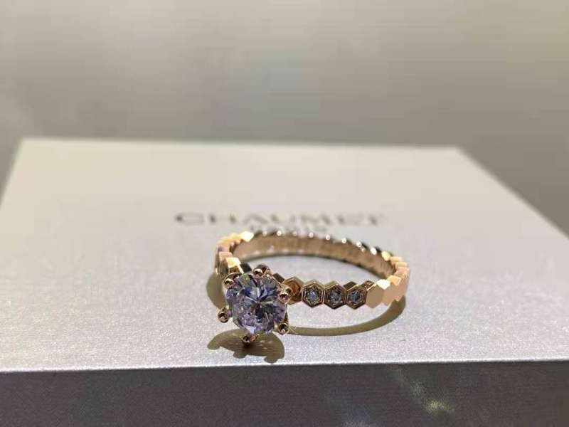 Moissanīta 1 karatijas gredzens, sešas naglas, medus šūnas raksts, pārklāts ar V Gold, elektroplakšana