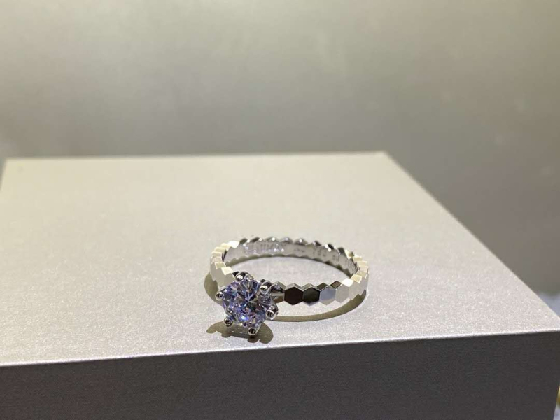 Moissanīta 1 karatijas gredzens, sešas naglas, medus šūnas raksts, pārklāts ar V Gold, elektroplakšana