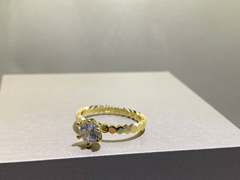 Moissanīta 1 karatijas gredzens, sešas naglas, medus šūnas raksts, pārklāts ar V Gold, elektroplakšana