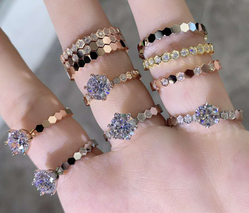 Moissanīta 1 karatijas gredzens, sešas naglas, medus šūnas raksts, pārklāts ar V Gold, elektroplakšana