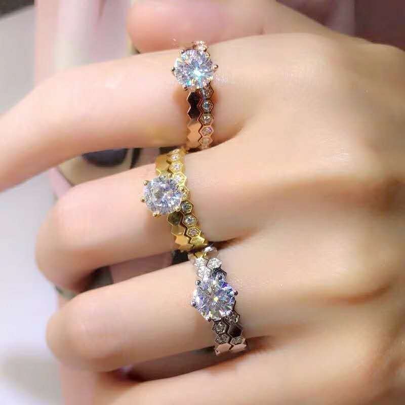 Moissanīta 1 karatijas gredzens, sešas naglas, medus šūnas raksts, pārklāts ar V Gold, elektroplakšana