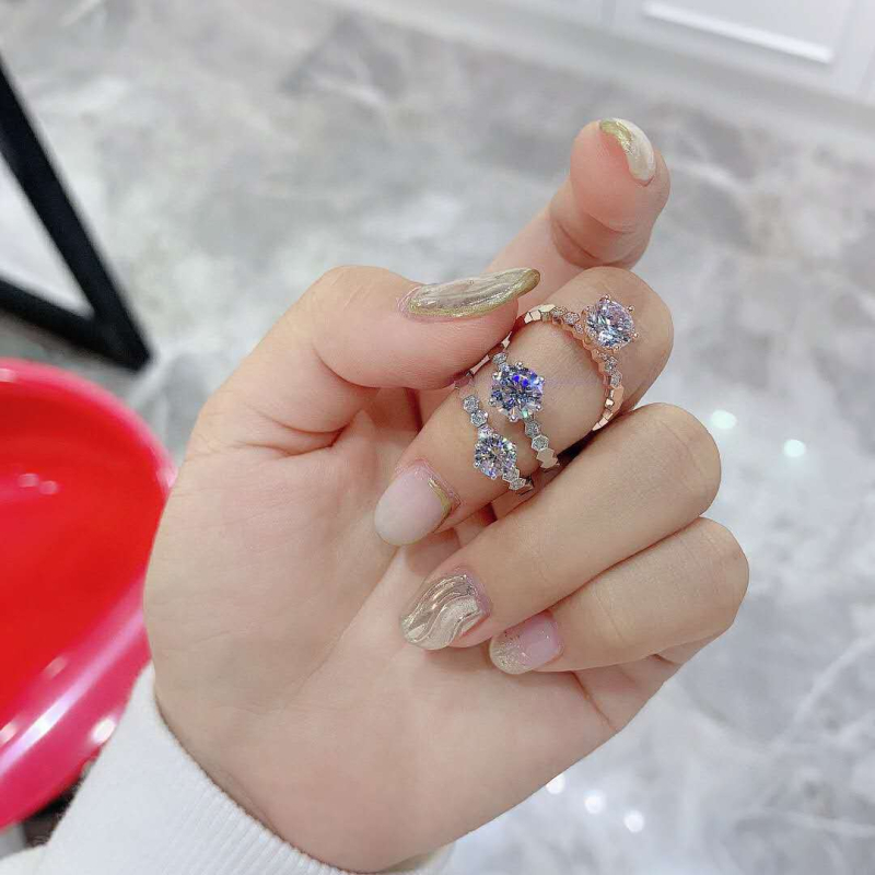 Moissanīta 1 karatijas gredzens, sešas naglas, medus šūnas raksts, pārklāts ar V Gold, elektroplakšana