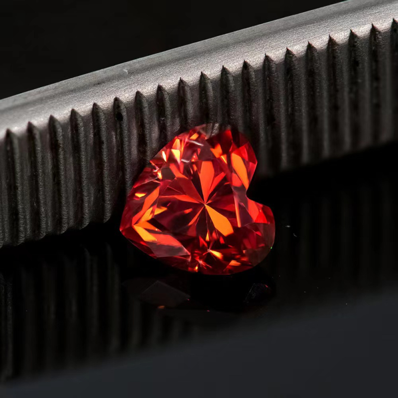 Сърцевиден Moissanite камък, чистота VVS; материал: изкуствен; обработка: рязане; категория: необработен камък/полуготов продукт