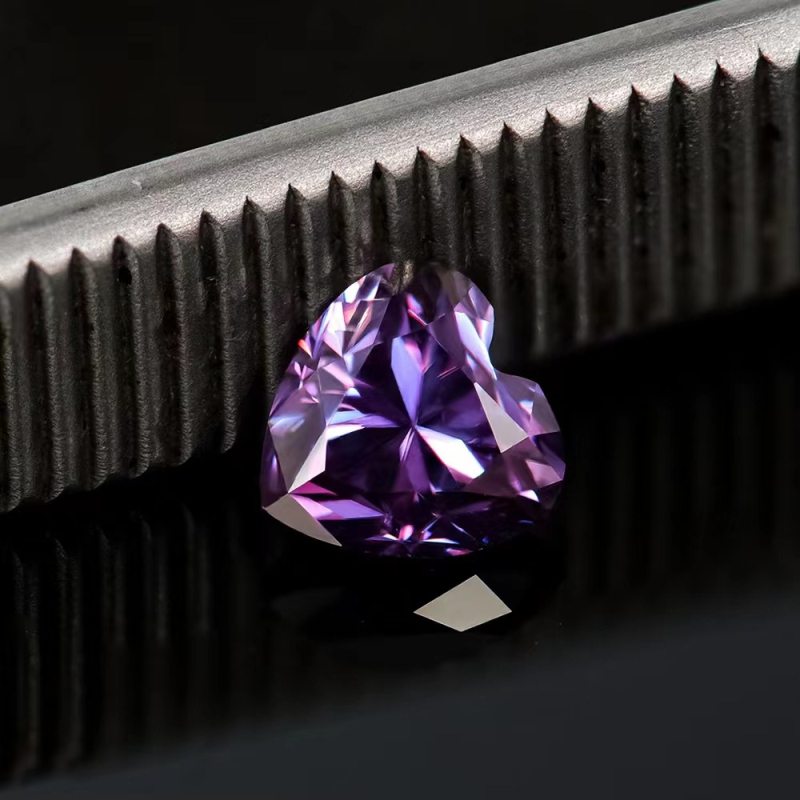 Сърцевиден Moissanite камък, чистота VVS; материал: изкуствен; обработка: рязане; категория: необработен камък/полуготов продукт