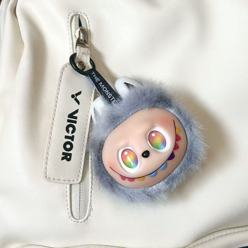 Atslēgu piekariņš somai, karikatūras stilā plīša kulons ar lāča/suņa/mazu dzīvnieku rakstu, mākslīgā āda, iegravēta apdare