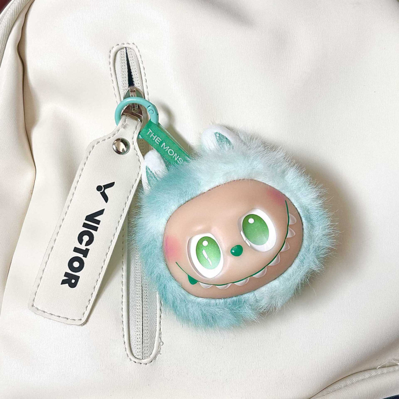 Atslēgu piekariņš somai, karikatūras stilā plīša kulons ar lāča/suņa/mazu dzīvnieku rakstu, mākslīgā āda, iegravēta apdare