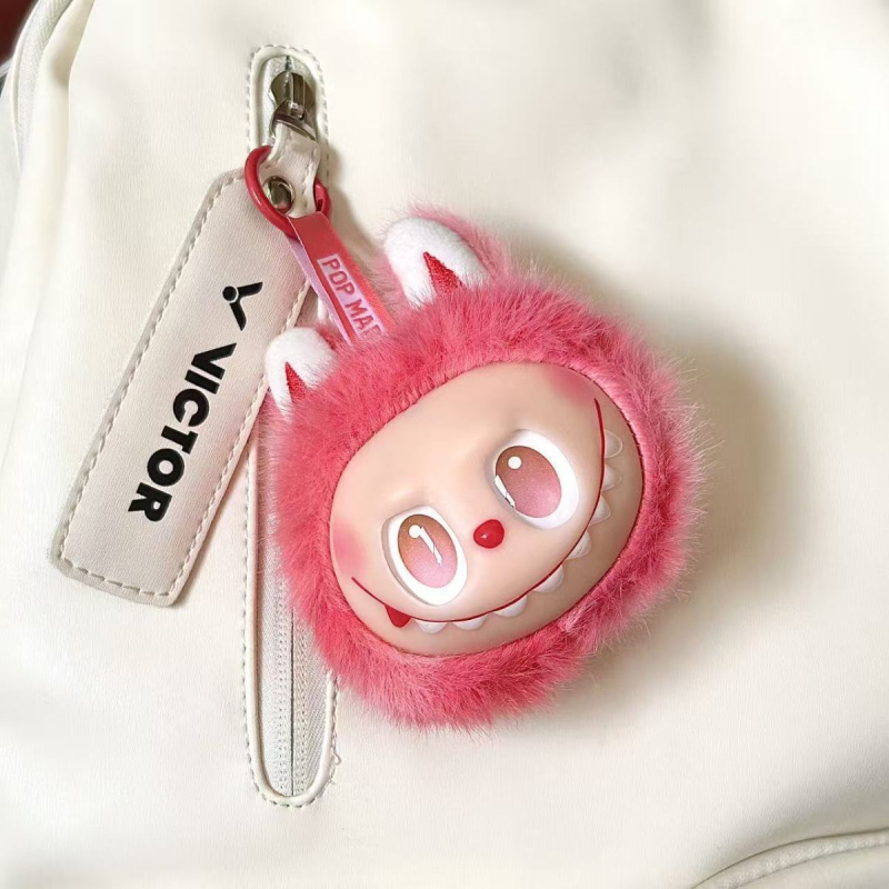 Atslēgu piekariņš somai, karikatūras stilā plīša kulons ar lāča/suņa/mazu dzīvnieku rakstu, mākslīgā āda, iegravēta apdare