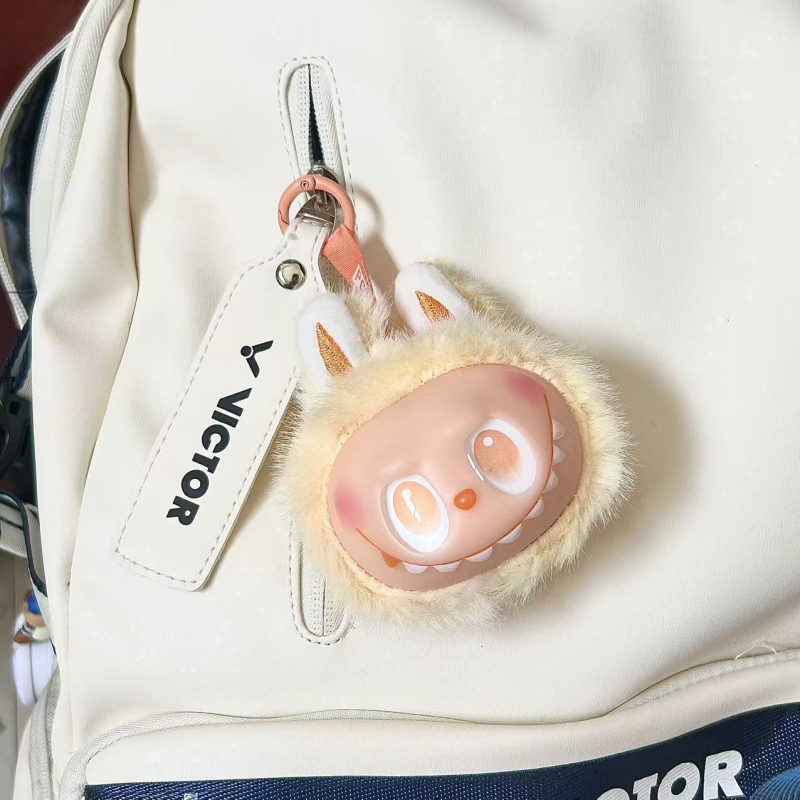 Atslēgu piekariņš somai, karikatūras stilā plīša kulons ar lāča/suņa/mazu dzīvnieku rakstu, mākslīgā āda, iegravēta apdare