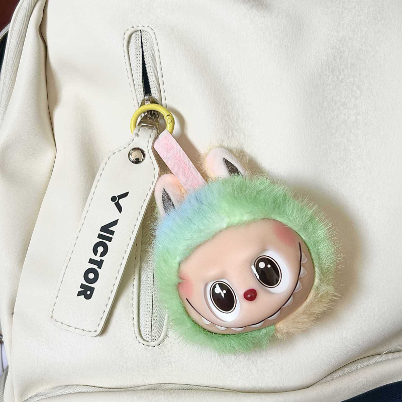 Atslēgu piekariņš somai, karikatūras stilā plīša kulons ar lāča/suņa/mazu dzīvnieku rakstu, mākslīgā āda, iegravēta apdare