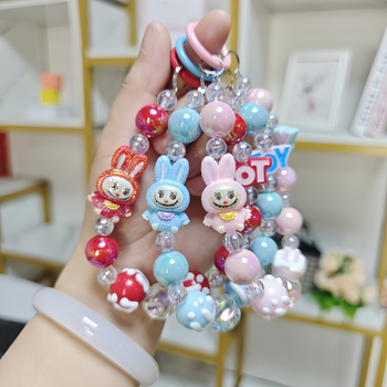 Rankų darbo audinio lėlė su karoliukais, pakabukas telefono grandinei, automobilio raktų pakabukas ir rankinės papuošalas – akrilas, animacinis stilius, atskirai įpakuota