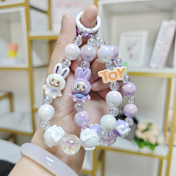 Rankų darbo audinio lėlė su karoliukais, pakabukas telefono grandinei, automobilio raktų pakabukas ir rankinės papuošalas – akrilas, animacinis stilius, atskirai įpakuota