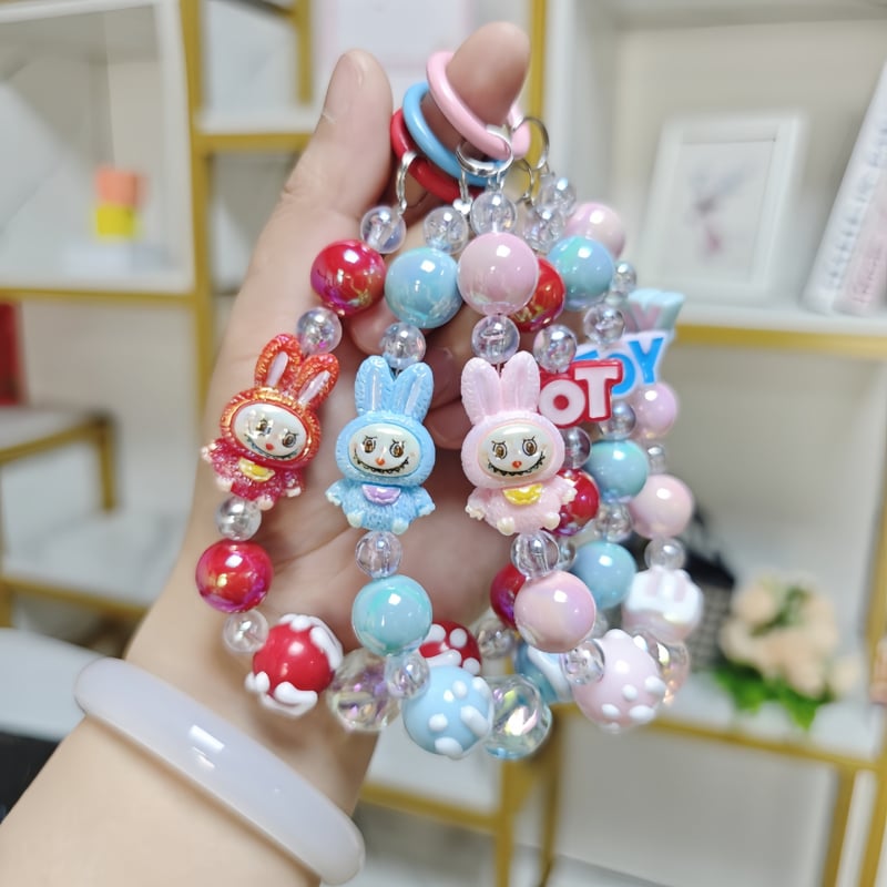 Rankų darbo audinio lėlė su karoliukais, pakabukas telefono grandinei, automobilio raktų pakabukas ir rankinės papuošalas – akrilas, animacinis stilius, atskirai įpakuota