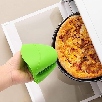 Silīkonu virtuves komplekts: termiskā aizsardzība – cimdiņš un klips turēšanai mikroviļņu un cepeškrāsnij; cimdiņa garums 8,5 cm; moderns minimālisma stils; pielāgošana pieejama