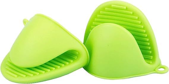 Silīkonu virtuves komplekts: termiskā aizsardzība – cimdiņš un klips turēšanai mikroviļņu un cepeškrāsnij; cimdiņa garums 8,5 cm; moderns minimālisma stils; pielāgošana pieejama