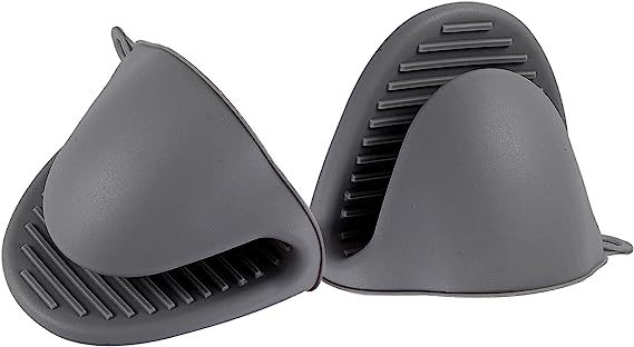 Silīkonu virtuves komplekts: termiskā aizsardzība – cimdiņš un klips turēšanai mikroviļņu un cepeškrāsnij; cimdiņa garums 8,5 cm; moderns minimālisma stils; pielāgošana pieejama