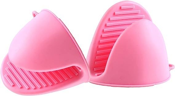 Silīkonu virtuves komplekts: termiskā aizsardzība – cimdiņš un klips turēšanai mikroviļņu un cepeškrāsnij; cimdiņa garums 8,5 cm; moderns minimālisma stils; pielāgošana pieejama