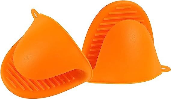 Silīkonu virtuves komplekts: termiskā aizsardzība – cimdiņš un klips turēšanai mikroviļņu un cepeškrāsnij; cimdiņa garums 8,5 cm; moderns minimālisma stils; pielāgošana pieejama