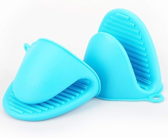 Silīkonu virtuves komplekts: termiskā aizsardzība – cimdiņš un klips turēšanai mikroviļņu un cepeškrāsnij; cimdiņa garums 8,5 cm; moderns minimālisma stils; pielāgošana pieejama