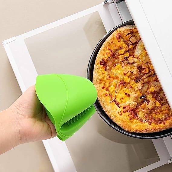 Silīkonu virtuves komplekts: termiskā aizsardzība – cimdiņš un klips turēšanai mikroviļņu un cepeškrāsnij; cimdiņa garums 8,5 cm; moderns minimālisma stils; pielāgošana pieejama