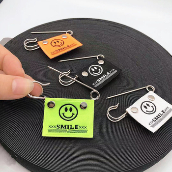 Брошка – Усмихнато лице, Железен материал, Двойна употреба, Пролет 2025, Свеж и сладък стил