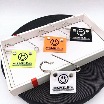 Брошка – Усмихнато лице, Железен материал, Двойна употреба, Пролет 2025, Свеж и сладък стил