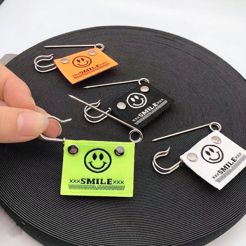 Брошка – Усмихнато лице, Железен материал, Двойна употреба, Пролет 2025, Свеж и сладък стил