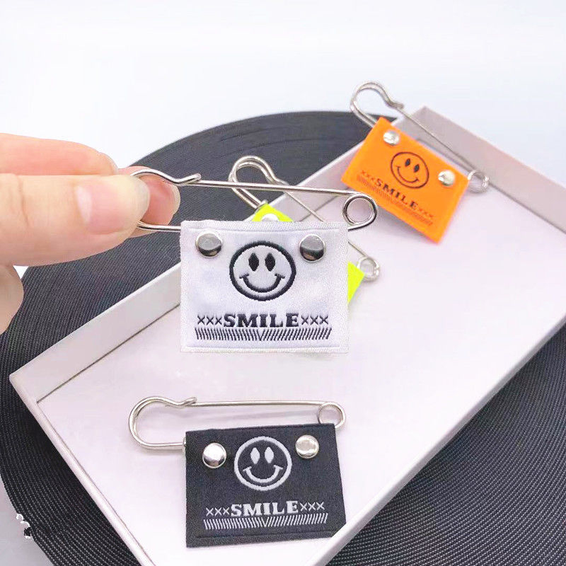 Брошка – Усмихнато лице, Железен материал, Двойна употреба, Пролет 2025, Свеж и сладък стил