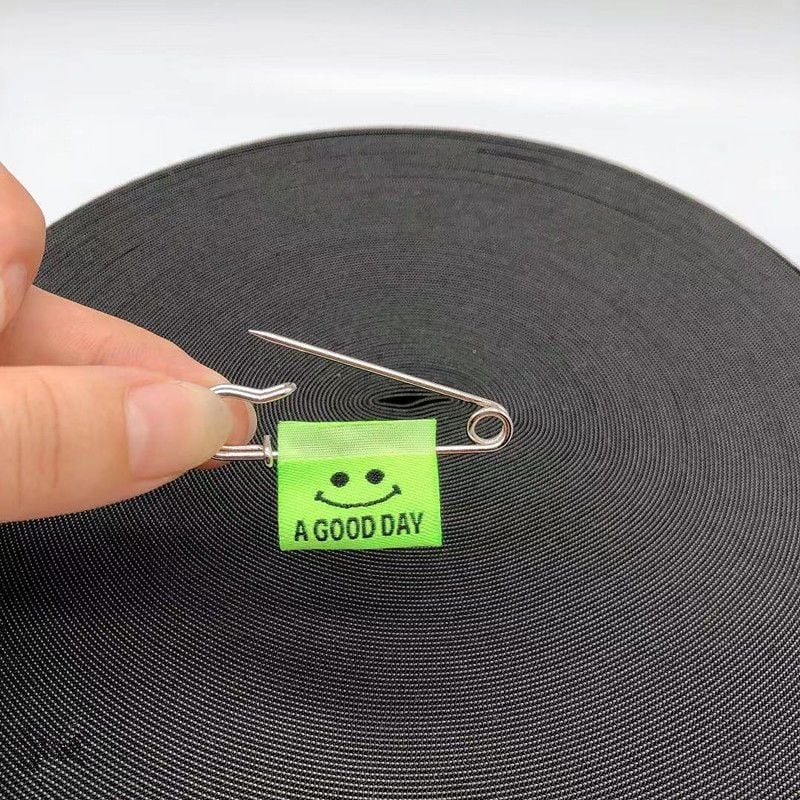 Брошка – Усмихнато лице, Железен материал, Двойна употреба, Пролет 2025, Свеж и сладък стил